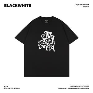 Camiseta Negra Unisex con Estampado de Letras Dibujadas a Mano, Corte Regular, Tela Jersey Q127 - Product Image 4