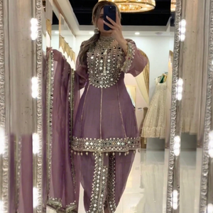 Ensemble de robe de mariée traditionnelle indienne et pakistanaise pour femmes, violette, brodée, longueur cheville, coupe ample, avec dupatta assorti - Product Image 1