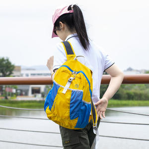 Sac à dos ultra léger pour femme en nylon imperméable à motif géométrique avec bandoulière arquée - Product Image 5