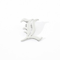 Broche de metal esmaltado con la letra L personalizado al por mayor, insignia creativa para bolsos, ropa y accesorios de joyería