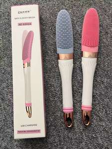 Силиконовый скребок для ванны с зарядкой от USB, электрическая щетка для ванны, звуковая отшелушивающая Водонепроницаемая длинная щетка для душа с ручкой - Product Image 5