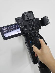 Videocámara Digital HVR-Z1C CCD de 14MP con Pantalla de 3.5'', Zoom Óptico de 10x-20x, F/1.6-f/2.8 y Puerto para Tarjeta de Memoria - Product Image 2