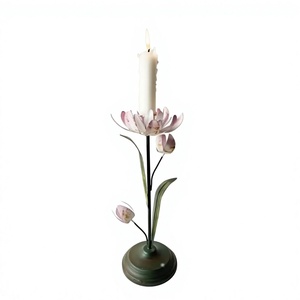 Support de bougie en fer avec pétales roses et tige verte pour la décoration de la maison - Product Image 1