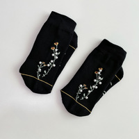 Haute Qualité Noir Blanc Filles Designer Tube Chaussettes Petite Fleur Perle Tricoté Longueur D'équipage Antidérapant Caractéristique En Gros pour Les Femmes