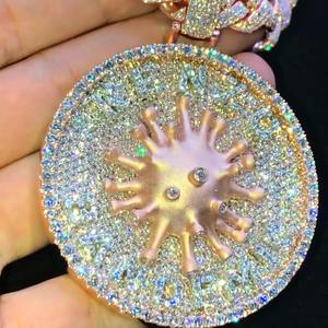 Collier pendentif Moissanite Virus fabriqué en Inde en or rose avec Moissanite VVS, design Hip Hop Bling, disponible à la vente - Product Image 3