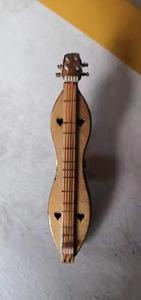 Broche personnalisée en gros 2024, divers modèles de broches en forme de guitare et de violon, accessoires de mode, broche en bois, artisanat en bois - Product Image 2