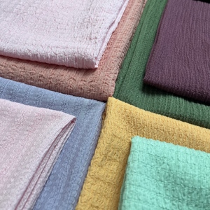 Tissus d'habillement en crêpe tricoté chaîne 160 GSM 155 CM, disponibles en plusieurs couleurs pour le printemps et l'été - Product Image 2