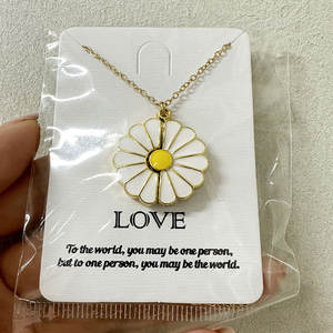 Collar de mujer con dije de margarita, chapado en oro PVD de 14k/18k, de acero inoxidable 316L, joyería fina, personalizable para grabado. - Product Image 4