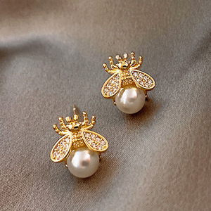Orecchini a perno con perle effetto mini ape per donna, accessori moda minimalisti e carini per l'uso quotidiano - Product Image 1