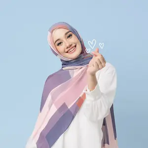 イスラム教徒の女性のための新しいデザインのプリーツバブルシフォンクリンクルヒジャーブヘッドスカーフ印刷されたカラーショール