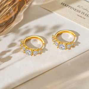 Pendientes de Aro de Oro de 14k con Diamantes Engastados en Garra, Forma Geométrica para Boda EKA-090 - Product Image 1