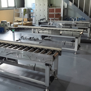 Mécanisme de levage et d'arrêt stable pour un transfert précis des matériaux entre les lignes de convoyage à rouleaux automatisées et les convoyeurs à chaîne - Product Image 1