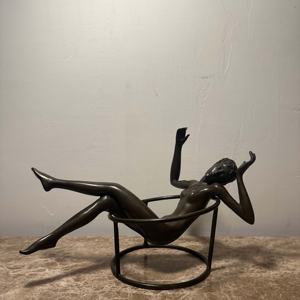 Sculpture en bronze d'une jeune fille dans la paume de la main, figurine décorative de style européen - Product Image 3