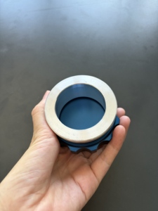 ฝาถังน้ำมันอะลูมิเนียมแบบมีลายกันลื่น ผลิตด้วยเครื่อง CNC ตามสั่ง สำหรับรถจักรยานยนต์และสกู๊ตเตอร์  อะไหล่ตกแต่งแบบ OEM ODM - Product Image 3
