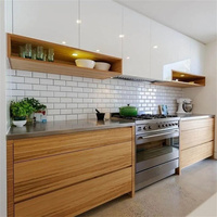 Solutions de rangement pour cuisine d'appartement moderne avec armoires en mélamine sur mesure