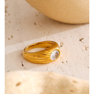 JINYOU Größe <span class=keywords><strong>Minimalist</strong></span> isches Design Wasserdichter Schmuck ring 18 Karat vergoldeter Zirkon-Chunky-Ring aus Edelstahl - Product Image 2
