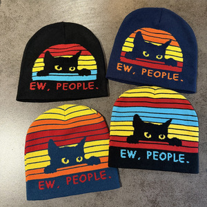 Berretto Invernale Unisex Caldo con Risvolto, Lavorato a Maglia, Personalizzabile, con Motivo Gatto Nero Divertente e Strisce Tramonto, Stile Beanie - Product Image 1