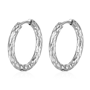 <span class=keywords><strong>Orecchini</strong></span> a <span class=keywords><strong>cerchio</strong></span> Huggie Huggie Hoop da donna con motivo a martello placcato <span class=keywords><strong>in</strong></span> oro 18K - Product Image 3
