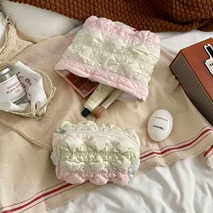 Bong Bóng lưới Cô gái của trái tim trang điểm túi 2025 mới nhăn Túi đám mây công suất lớn chăm sóc da và nhà vệ sinh túi - Product Image 6