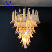 Lustre médiéval français, suspension en verre de Murano fait main à pétales superposés, dégradé ambre-blanc, pour villa duplex à plafond haut