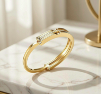 Bracelet jonc ouvert tendance en acier inoxydable plaqué or, incrusté de zircon transparent, bijou minimaliste empilable, cadeau pour hommes et femmes