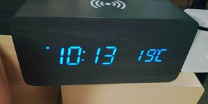 Reloj de madera LED barato con escritorio LED Cargador inalámbrico Pequeña Mesa bonita cubo LED reloj de madera digital - Product Image 6