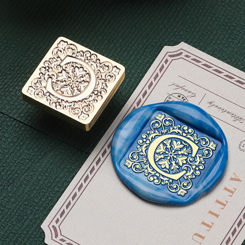 Lettre C à motif carré