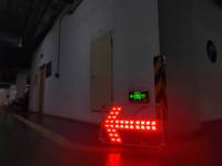 Tableau de signalisation LED portable de taille moyenne alimenté par batterie avec cadre en acier inoxydable et protection IP66 pour le contrôle temporaire du trafic