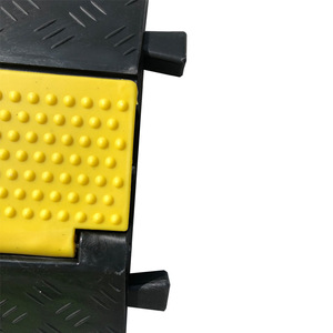Piste de freinage pour câbles en caoutchouc noir pour extérieur et scène avec couvercle, plusieurs options disponibles - Product Image 4