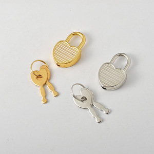 Candado en forma de corazón con llave, candado pequeño de aleación de zinc dorado y plateado para bolsos, cajones, armarios de dormitorio - Product Image 1