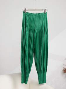 Pantalon large plissé élégant et décontracté pour femme, taille élastique texturée gris foncé, style coréen, 100 % polyester, par PY Fashion Design - Product Image 5