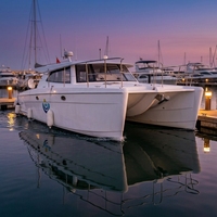 Catamaran à deux coques en fibre de verre de 11,6 m, yacht à moteur, cabine fermée blanche, croiseur de pêche côtière