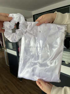 Lujoso Set <span class=keywords><strong>de</strong></span> Regalo Nupcial <span class=keywords><strong>de</strong></span> 3 Piezas <span class=keywords><strong>para</strong></span> Mujer: Coleteros <span class=keywords><strong>de</strong></span> Pelo <span class=keywords><strong>de</strong></span> 5cm, Antifaz <span class=keywords><strong>para</strong></span> <span class=keywords><strong>Dormir</strong></span> y Bata Kimono <span class=keywords><strong>de</strong></span> Seda Satinada <span class=keywords><strong>para</strong></span> Boda - Product Image 3