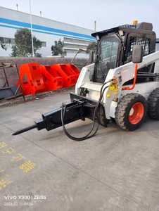 รถตักล้อยางแบบมีห้องโดยสารปิด พร้อมถังบรรจุ 0.35 ลูกบาศก์เมตร และอุปกรณ์เสริมต่างๆ - Product Image 4