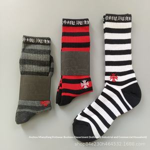 Nuovi Calzini in Cotone Lavorato a Maglia Traspiranti per Autunno Inverno, con Motivi a Cuore, a Righe, con Lettere, Labbra Rosse, Graffiti e Etichetta Ricamata in Spugna - Product Image 4