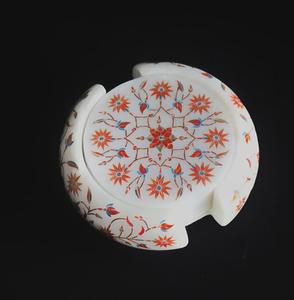 Un magnifique ensemble de dessous-de-verre ronds en marbre blanc avec incrustation florale et un support assorti est disponible à prix de gros. - Product Image 3