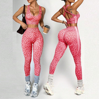 Ensemble de sport sans couture imprimé léopard pour femme : Leggings taille haute froncés aux fesses et brassière de sport dos croisé – Tenue de yoga et d'entraînement