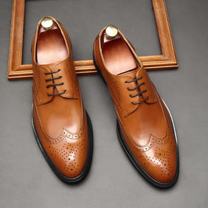 Nouvelles chaussures en cuir pour hommes en brocart gravé à bout pointu pour jeunes chaussures en cuir pour hommes de style britannique - Product Image 5