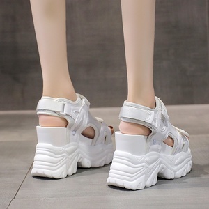 <span class=keywords><strong>Sandalias</strong></span> de plataforma de moda al por mayor, <span class=keywords><strong>sandalias</strong></span> de mujer con remaches, calzado de verano de moda, proveedor de China, zapatos casuales de suela gruesa - Product Image 2