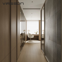 Sistema de Vestidor Moderno con Paneles de Vidrio Acanalado, Espejo de Pared, Muebles de Madera, Puertas de Vidrio, Escritorio, Diseño Personalizado