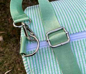 Bolsa de Viaje Personalizada para Niños, Ligera, de Tela Seersucker, con Bordado de Rayas Pastel y Asas de Cuerda - Product Image 4