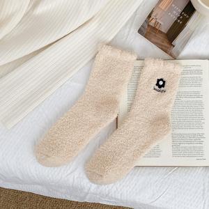 नई शरद ऋतु और सर्दियों के कढ़ाई फूलों के मोजे मोटी महिलाएं फजी मोजे मोटी महिलाएं फजी मोजे - Product Image 4