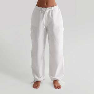 מכנסי ג'וגינג נשים עם לוגו בהתאמה אישית, שרוך במותן, גזרה רחבה, 100% כותנה, נגד כדוריות, עם כיסי קרגו - Product Image 1