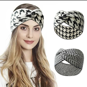 Oreille de couvre-chef d'hiver personnalisée HZO-23079 tricotée avec patch logo <span class=keywords><strong>bandeau</strong></span> chapeaux en acrylique <span class=keywords><strong>pour</strong></span> femmes - Product Image 1