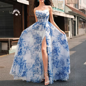 Vestido de noche con estampado floral, corte imperio, sin tirantes, con capa transparente y falda amplia. - Product Image 1