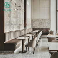 Table ronde incurvée en marbre pour café avec chaises, banquette et mobilier de restauration pour restaurant et café
