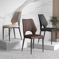 Chaise de salle à manger en métal de luxe léger, revêtement en cuir, design moderne et minimaliste pour bars et restaurants, rehaussant l'élégance.