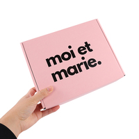 Boîte d'emballage en carton ondulé biodégradable rectangulaire personnalisée pour chaussettes, avec revêtement UV, laminage mat et gaufrage pour l'expédition