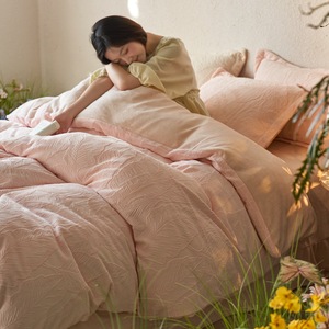 Ensemble de couette quatre pièces en molleton de lait épais, sculpté, luxe léger, haut de gamme, résistant à l'eau, 300 fils, rembourrage en laine, chaud pour l'hiver - Product Image 1