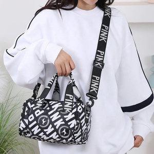 Bolsa <span class=keywords><strong>de</strong></span> Gimnasio Mini <span class=keywords><strong>de</strong></span> Nailon con Logotipo Personalizado, Bolsa <span class=keywords><strong>de</strong></span> <span class=keywords><strong>Viaje</strong></span> Tipo Barril <span class=keywords><strong>Pequeña</strong></span> y Portátil con Correa Cruzada, Color Rosa - Product Image 5